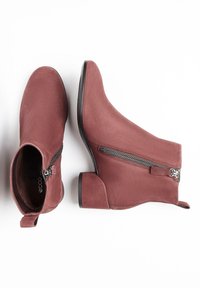 Botas de tobillo burdeos hechas de suave ante, con cremallera lateral, puntera redondeada y un tacón bajo en bloque. Diseño elegante y minimalista con contornos pronunciados.