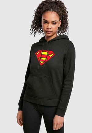 Svart hettegenser med et stort rødt og gult Superman-logo, med kengurulomme og snor i hetta. Glatt stofftekstur.