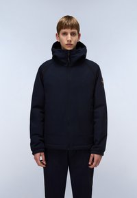 Chaqueta con capucha de color azul marino, con cierre de cremallera, puños elásticos y bolsillos laterales. Presenta paneles texturizados en las mangas y una insignia con logo en el brazo.