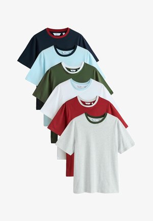 Six t-shirts à manches courtes et col rond en noir avec col rouge, bleu clair avec col bleu marine, vert olive avec col blanc, blanc avec col bleu clair, rouge avec col blanc et gris avec col olive.