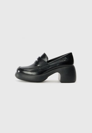 Zwarte leren loafers met een ronde neus, een brede band aan de voorkant en een dikke hak. Glad textuur en minimale details.