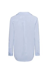 Camicia a maniche lunghe azzurro chiaro con colletto, polsini abbottonati, texture liscia e un dettaglio di cucitura sul retro per una forma accentuata.