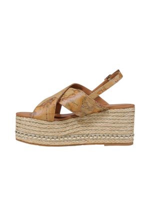 Sandalo wedge espadrilla marrone con stampa mappa, dotato di cinturini incrociati, suola in iuta intrecciata e dettagli metallici lungo la base.