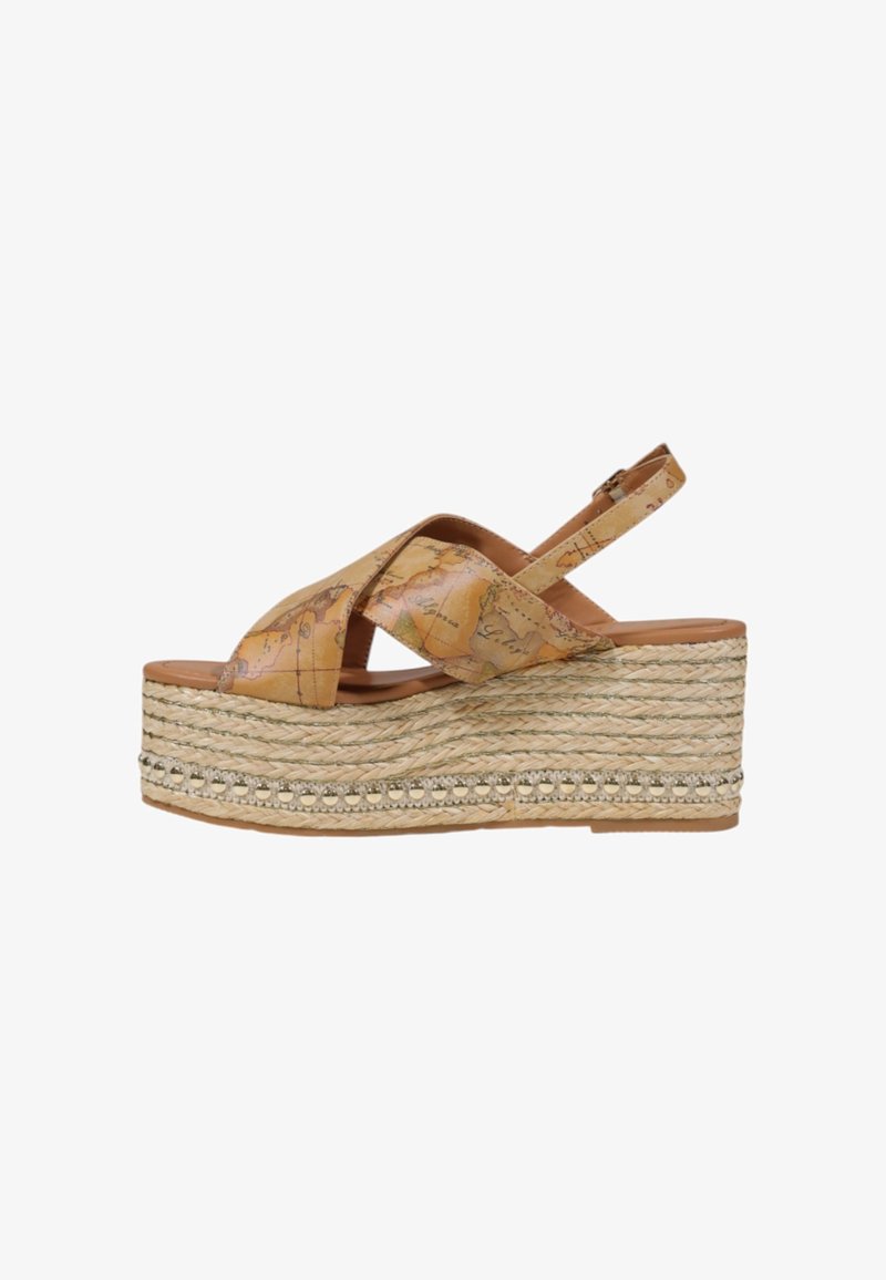 Sandalo wedge espadrilla marrone con stampa mappa, dotato di cinturini incrociati, suola in iuta intrecciata e dettagli metallici lungo la base.