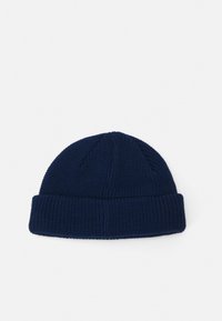 Gorro de malha em azul marinho, com textura canelada e aba dobrada. O design é simples, sem padrões ou embellishments.