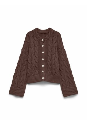 Cardigan en maille torsadée marron avec manches longues, poignets côtelés et sept boutons blancs sur le devant.
