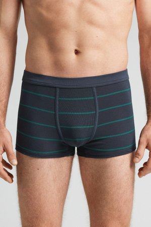 Boxer shorts azul marino oscuro con rayas horizontales verdes. Fabricados en un material suave y elástico, con un diseño ajustado y una cinturilla ancha.