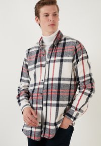 REGULAR FIT - Košeľa - ecru-dark blue