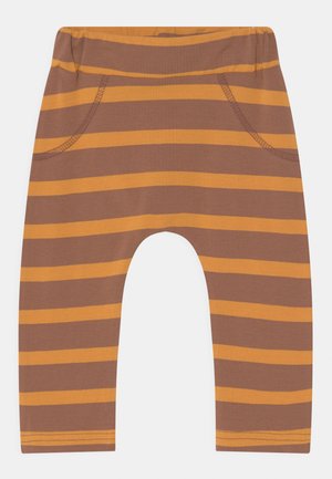 Leggings de algodão para crianças pequenas, com tiras horizontais em castanho e amarelo mostarda, apresentando uma cintura elástica e dois bolsos frontais.