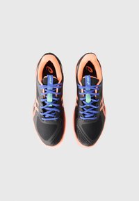 Baskets de sport noires avec une tige texturée, des accents orange vif, des lacets bleus et des œillets verts. Présentent un design élégant et une semelle intérieure rembourrée.