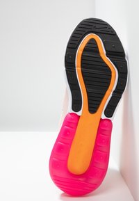 Sole tenisky Nike Air Max s černým gumovým vzorem, obsahující růžové a oranžové polstrované prvky a bílý boční akcent.