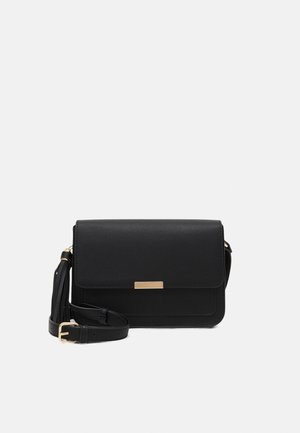 Sac bandoulière rectangulaire noir avec fermeture à rabat, accent rectangulaire doré, sangle réglable et détail pompon sur le côté sur fond blanc.