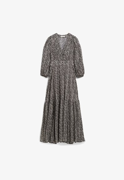 Dlhé čierne šaty s kvetinovým vzorom, so zavinovacím výstrihom, nariasenými rukávmi a vrstvenou sukňou. Vyrobené z ľahkého materiálu, majú priliehavý pás.