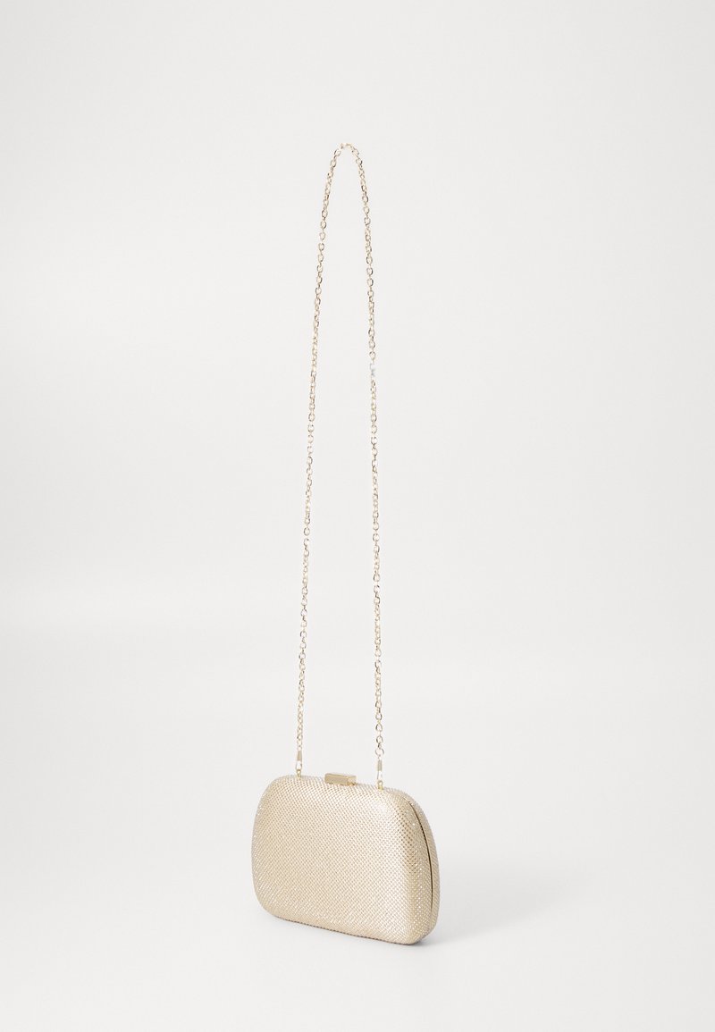 Pochette métallique dorée avec une surface texturée, en forme ovale, et une chaîne. Dotée d'un fermoir pour la sécurité.