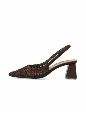 Chaussure slingback tissée marron avec bout pointu et talon bloc sur fond blanc.