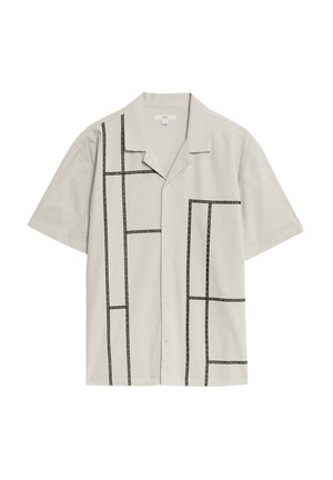 Chemise à manches courtes, gris clair, en tissu avec des lignes et sections géométriques noires. Fermeture à boutons sur le devant et col.