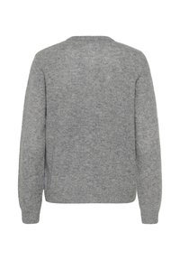 Siv jermen s pleteninami in okroglo ovratnikom, dolgi rokavi in teksturirana površina. Enostaven dizajn, brez vzorcev ali detajlov iz kovine.