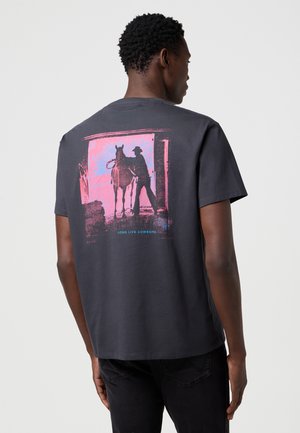 Wrangler VINTAGE TEE - Marškinėliai su spaudiniu - faded black