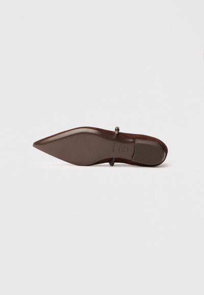 Chaussure à talons hauts en daim marron avec un bout pointu, dotée d'une fine bride pour la cheville et d'une semelle lisse et brillante avec un motif.
