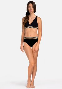 Czarny zestaw bikini z trójkątnym topem z kontrastowym poziomym paskiem. Wysokie majtki z podobnym detalem paskowym. Gładka tekstura.