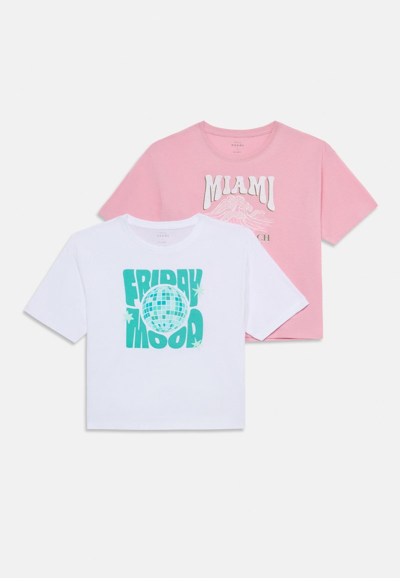 Dvě trička s krátkým rukávem: jedno bílé s tyrkysovým grafickým prvkem "FRIDAY MOOD" a globem; druhé růžové s textem "MIAMI BEACH" v krémové barvě. Obě jsou z bavlny.