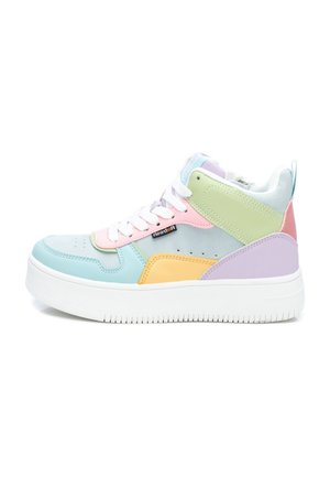 Sneaker alte realizzate con materiali misti in colori pastello: azzurro chiaro, rosa, verde, giallo e viola, con suola e lacci bianchi.