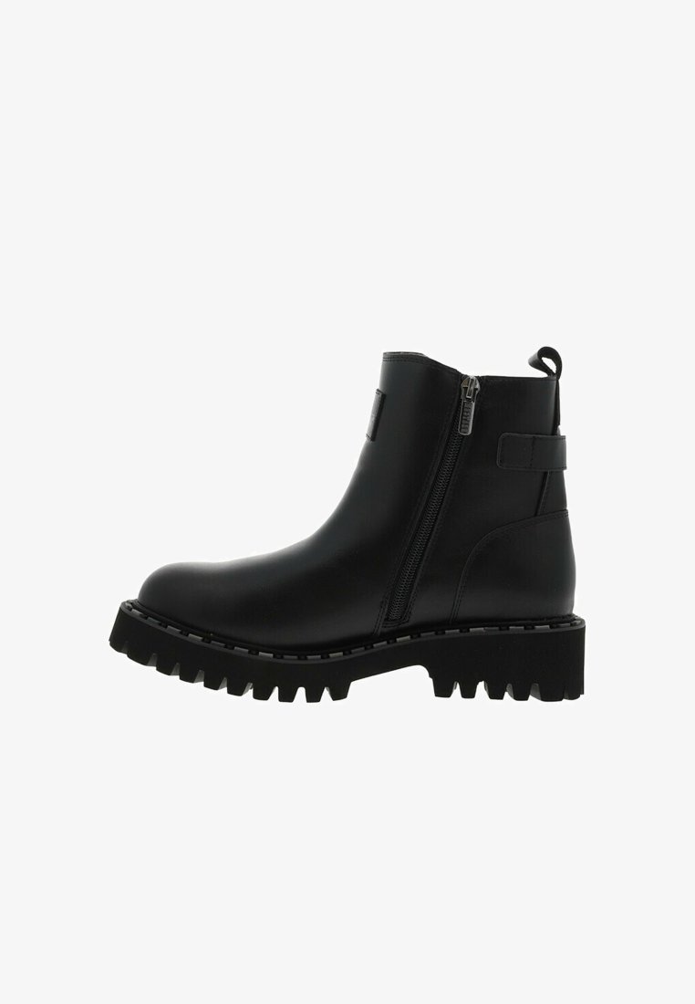 Botte chelsea en cuir noir avec fermeture éclair, semelle épaisse à crans et tirant au talon. Présente une finition lisse et des éléments de design minimalistes.