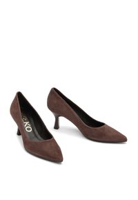Brązowe zamszowe szpilki z wydłużonym noskiem, o eleganckim designie, z umiarkowanym obcasem i gładką czarną podszewką.