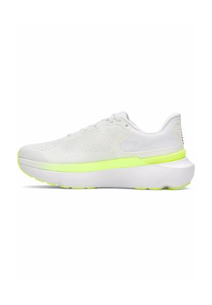 Witte sportieve schoenen met een bovenwerk van mesh en synthetisch materiaal, met een felgeel-groene tussenzool en gestructureerde details aan de zijkanten.