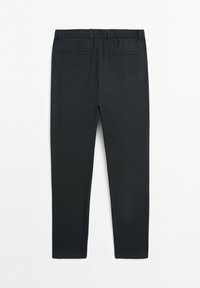 Sorte skræddersyede bukser med elastisk talje og to baglommer med paspoleret kant, vist på hvid baggrund.