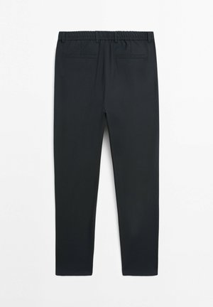 Czarne, eleganckie spodnie z elastycznym paskiem w talii i dwiema kieszeniami z tyłu, przedstawione na białym tle.