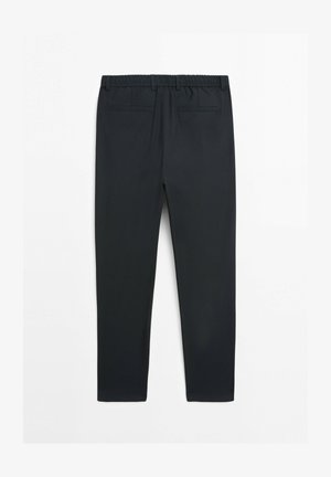 Zwarte op maat gemaakte broek met een elastische tailleband en twee achterpaspelzakken, afgebeeld op een witte achtergrond.