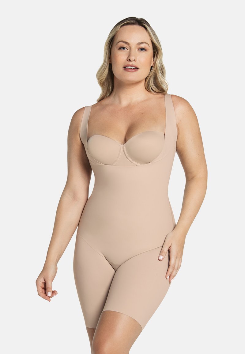 Beige shapewear body met brede banden en beugelcups. Gladde textuur, verlengt de lichaamsvorm, biedt ondersteuning aan de buste en heupen.