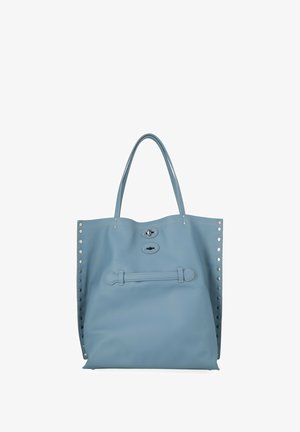 Borsa tote in pelle azzurro chiaro con doppi manici, borchie argento lungo i lati e due chiusure a vite argento sul davanti.
