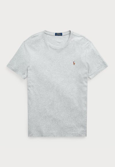 Tricou din bumbac gri cu guler rotund și mâneci scurte. Are un mic logo brodat pe pieptul stâng. Textură netedă.