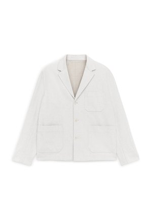 Blazer blanco informal con tres botones, tres bolsillos de parche y cuello con muesca, colocado plano sobre un fondo blanco.