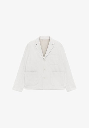 Blazer blanc décontracté avec trois boutons, trois poches plaquées et un col cranté, posé à plat sur un fond blanc.