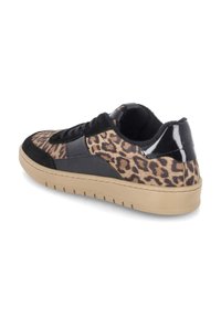 Sneaker mit Leopardenmuster, schwarzem Wildlederzehen, glänzenden schwarzen Akzenten und einer beigefarbenen Gummisohle. Präsentiert ein Low-Top-Design und strukturierte Muster.