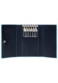 Portachiavi in pelle blu navy con sei clip metalliche argentate, caratterizzato da cuciture turchesi lungo i bordi e una chiusura a scatto per un accesso sicuro.