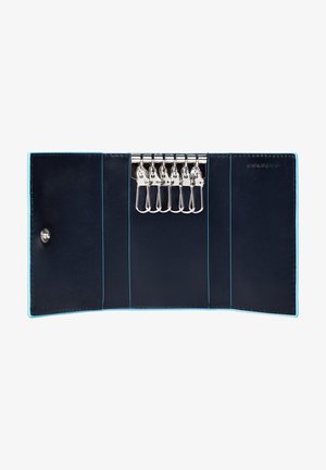 Porte-clés en cuir bleu marine avec six clips en métal argenté, doté de coutures turquoise sur les bords et d'une fermeture à pression pour un accès sécurisé.