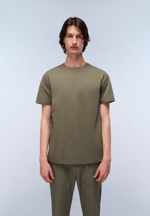 T-shirt verde oliva in cotone con collo tondo, maniche corte e una piccola bandiera norvegese ricamata sul petto.