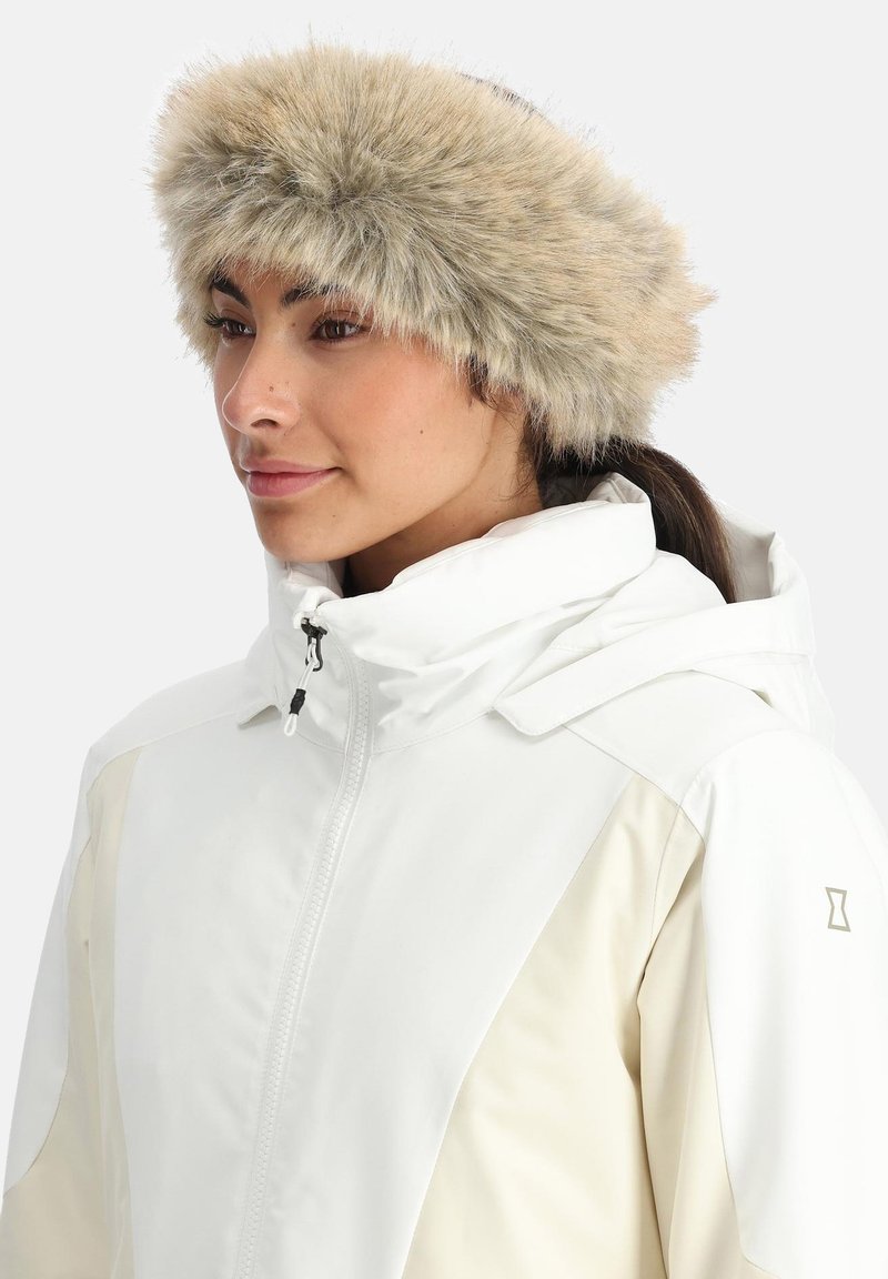 Weiß und cremefarben isolierte Jacke mit hohem Kragen, ausgestattet mit einem Kunstfell-Oberteil und einem Reißverschluss, entworfen für Wärme und Komfort.