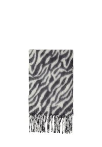 Écharpe à motif zèbre noir et blanc avec des bords �à franges, fabriquée en matériau texturé doux. Forme rectangulaire, design léger.