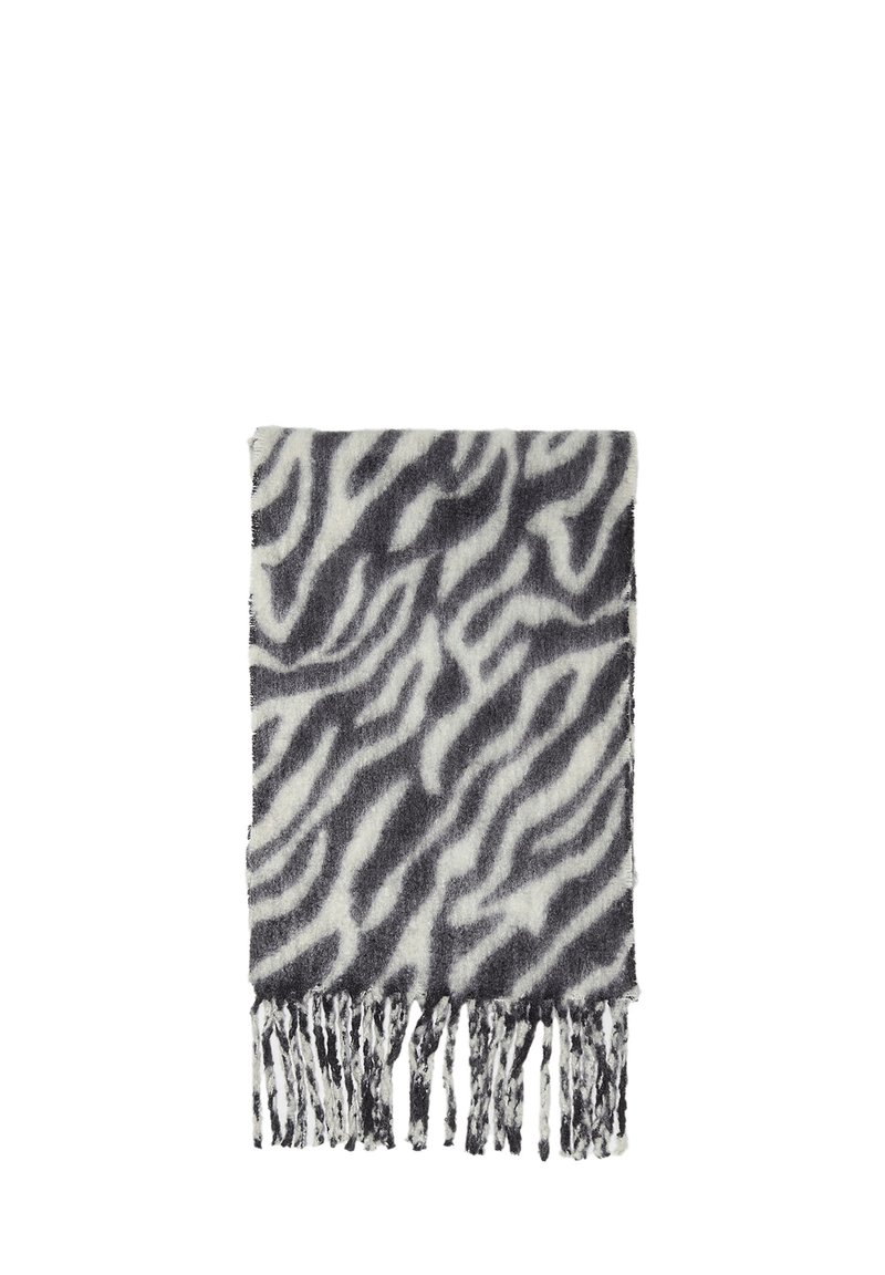 Écharpe à motif zèbre noir et blanc avec des bords à franges, fabriquée en matériau texturé doux. Forme rectangulaire, design léger.