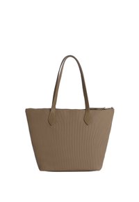 Bolso tote marrón hecho de material texturizado, con dos asas largas y un cierre de cremallera en la parte superior. Forma rectangular con un diseño aerodinámico.