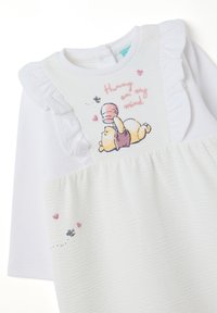 Weißes Baumwollkleid für Babys mit Rüschenschultern, einem Winnie the Pooh-Print und bestickten Details, darunter Herzen und Bienen.