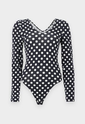 Fekete, fehér pöttyös hosszú ujjú body, V-nyakú, egyszínű fehér háttéren megjelenítve.