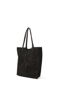 Borsa tote in suede nero con lunghe maniglie doppie e una chiusura a cordoncino slim su sfondo bianco.