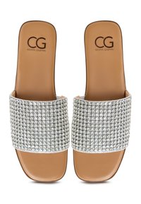 Sandal kayu dengan tali lebar yang berkilau dan ditutupi rhinestone, alas kaki dari kulit palsu berwarna cokelat, dan desain jari terbuka persegi.