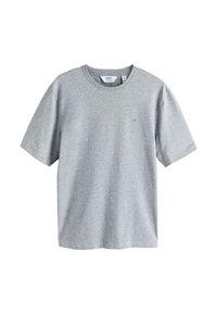 T-shirt gris clair à manches courtes et col rond avec petit logo sur la poitrine gauche, taille moyenne, design simple.